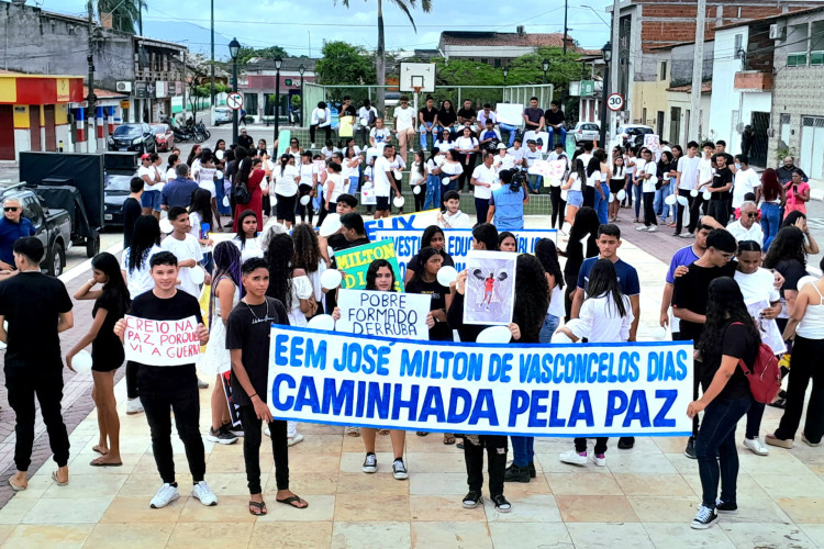 Ato reuniu mais de 200 pessoas em Praça Central do Acaracuzinho, em Maracanaú