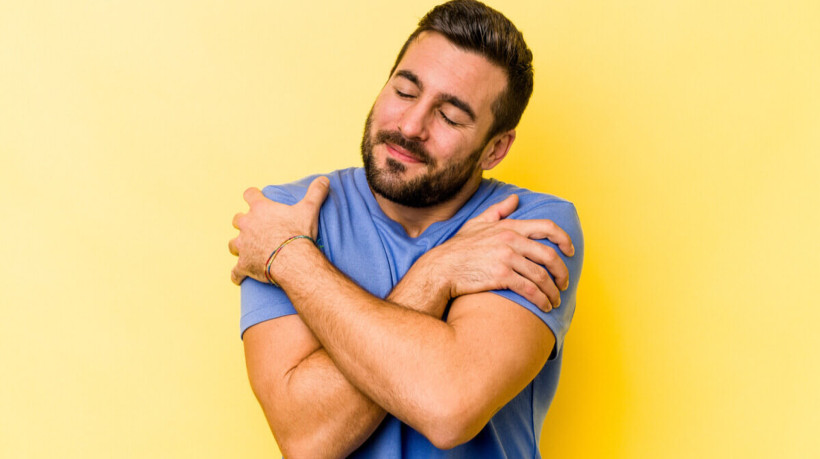 Cada nativo do zodíaco reage de uma maneira à solteirice (Imagem: Asier Romero | Shutterstock)