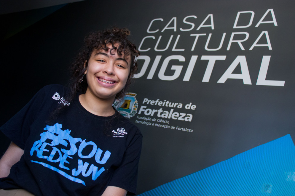 Ingrid Lara, 18, moradora do Quintino Cunha é ex-bolsista do Juventude Digital e hoje trabalha como monitora no espaço municipal(Foto: Samuel Setubal)