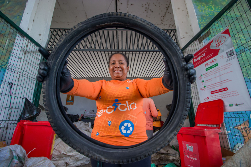Raquel Nascimento, 35, catadora há 8 anos na associação do bairro Moura Brasil faz parte do projeto Re-ciclo (Foto: Samuel Setubal)
