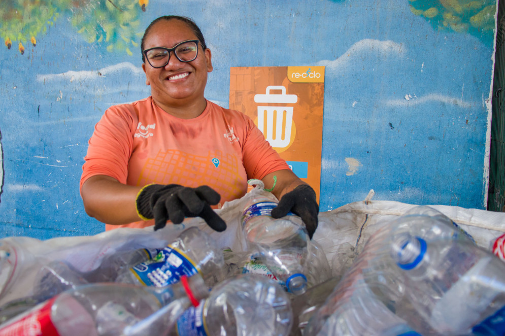 Rebeca Ferreira de Sousa, 34, catadora, conseguiu seu primeiro emprego em 2022 no Re-ciclo, iniciativa de inovação aberta entre a Prefeitura de Fortaleza e algumas empresas para reciclagem e a limpeza urbana(Foto: Samuel Setubal)