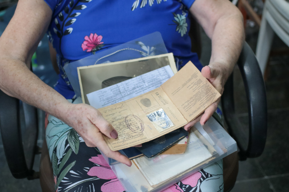 Marta Karbage guarda documentos e fotos antigas dos familiares(Foto: Yuri Allen/Especial para O Povo)