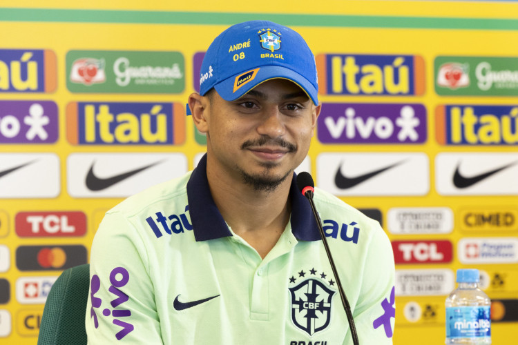 Volante André entende que a seleção brasileira evoluiu desde que Fernando Diniz assumiu o comando técnico da equipe, apesar dos resultados negativos recentes