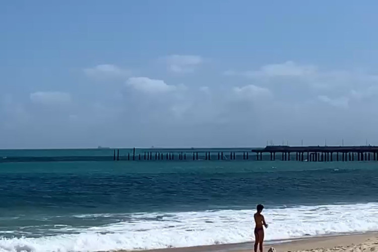 Praia de Iracema registra banhistas neste sábado, 18, mesmo estando imprópria para banho há quase um mês