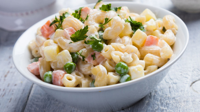 Salada de macarrão (Imagem: Igor Dutina | Shutterstock)

