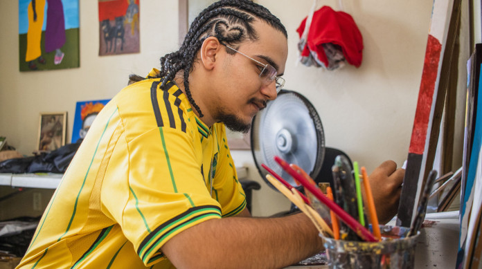 Artista visual, Blecaute, morador de Fortaleza, que tem como inspiração seu cotidiano e os símbolos de resistência para a comunidade negra