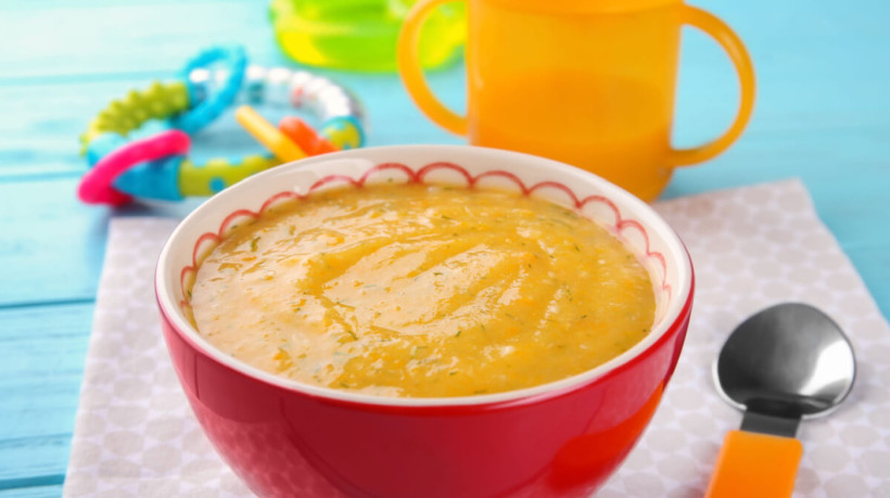 Papinha de cenoura com couve (Imagem: Africa Studio | Shutterstock)