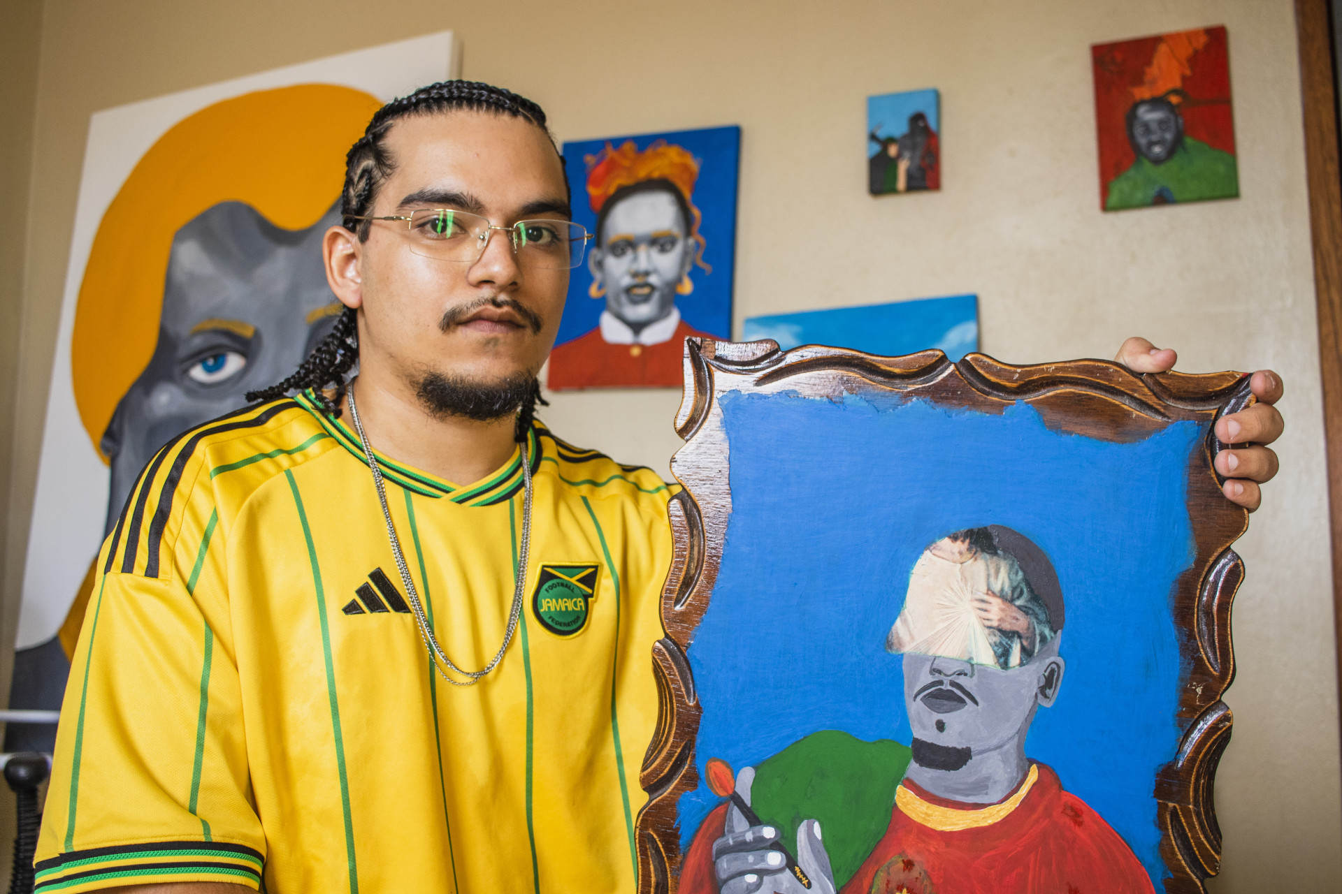 Artista visual, Blecaute, morador de Fortaleza, que tem como inspiração seu cotidiano e os símbolos de resistência para a comunidade negra (Foto: FERNANDA BARROS)
