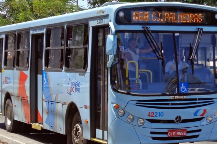 O crime foi registrado na BR-116, no momento em que o ônibus fazia o percurso para o bairro Conjunto Palmeiras, em Fortaleza