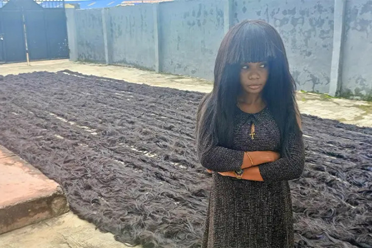 A empresária do ramo capilar, Helen Williams, levou 11 dias para confeccionar a peruca de mais de 350 metros.