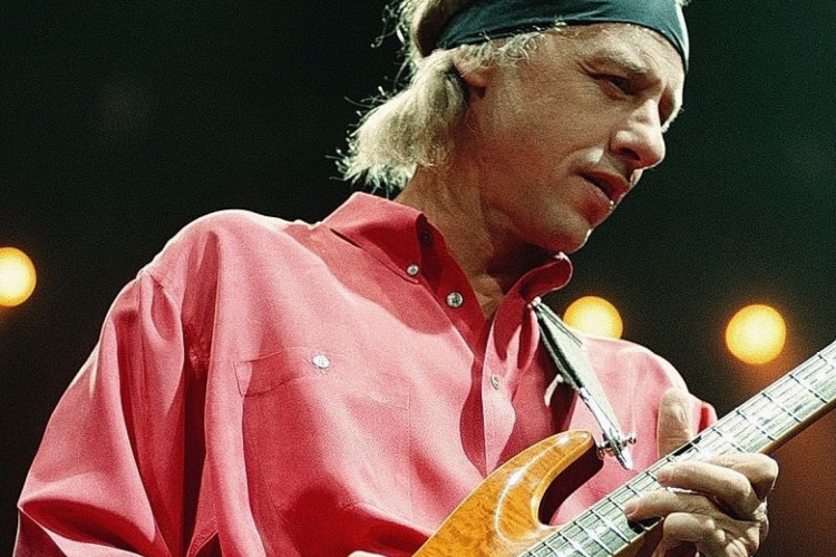 Mark Knopfler, guitarrista do Dires Straits, vai leiloar guitarras e equipamentos guardados ao longo da carreira