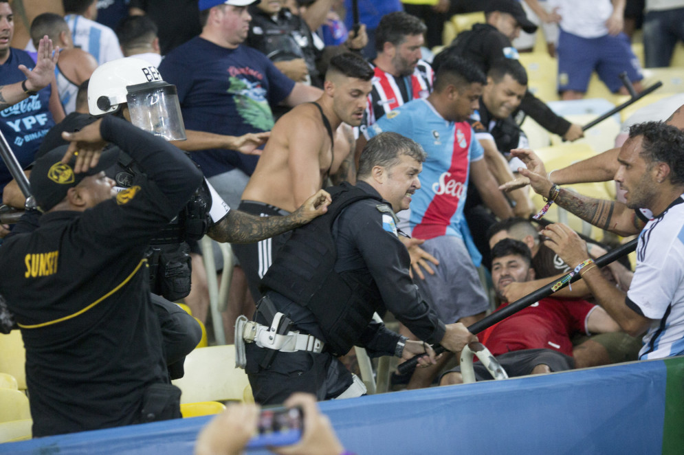 Briga entre torcedores da Argentina e seguranças no jogo Brasil x Argentina, no Maracanã, pelas Eliminatórias(Foto: DANIEL RAMALHO / AFP)
