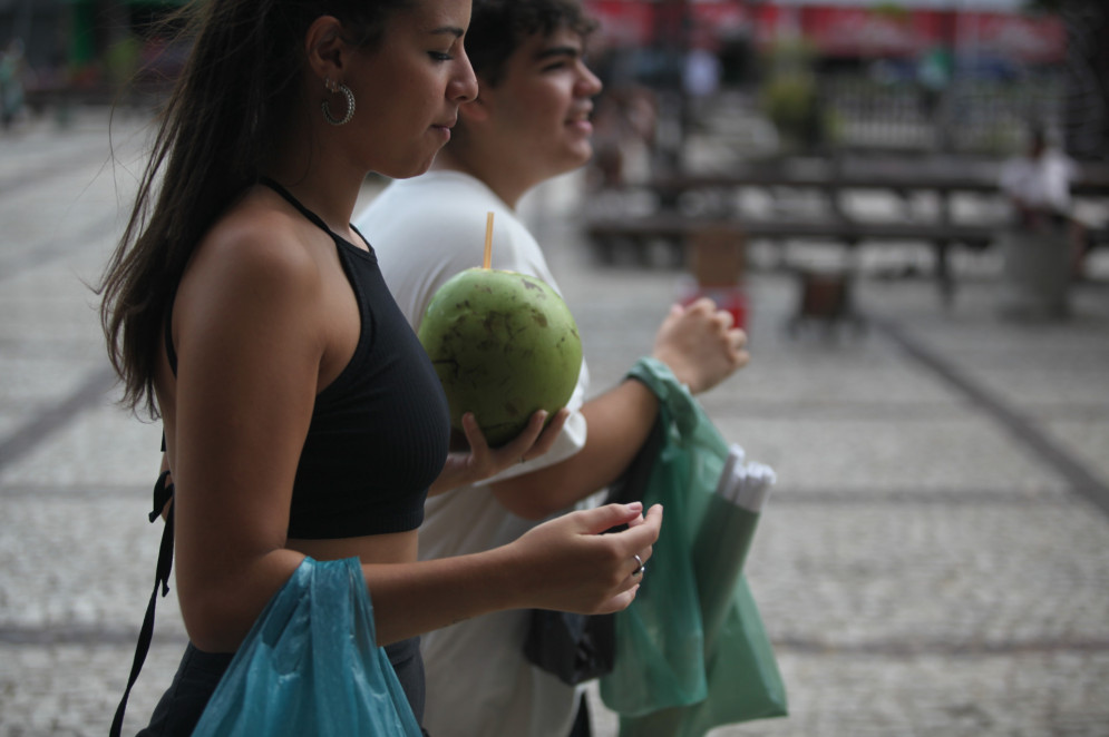 Na Praça do Ferreira, a água de coco ajuda e enfrentar o desconforto do calor(Foto: FÁBIO LIMA)