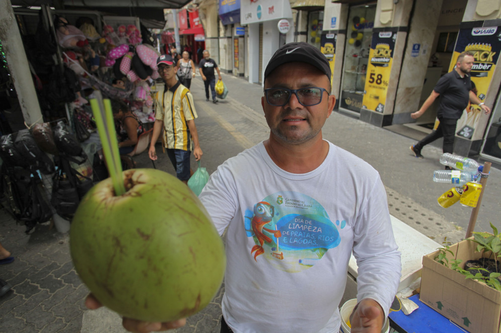 Maurício Feitosa, 41, vendedor de água de coco reclama de calor sufocante(Foto: FÁBIO LIMA)