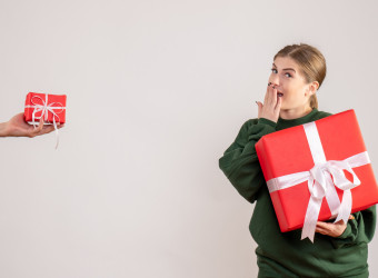 Comprar um presente abaixo do valor mínimo estipulado pode gerar constrangimento durante a brincadeira.