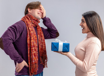 Evite dar presentes muito privados, como roupas íntimas, pijamas ou perfumes. Presentear com itens assim pode soar bastante invasivo.