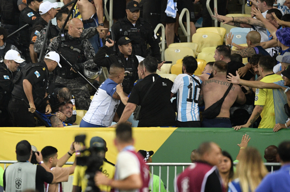 Briga entre torcedores e policiais no jogo Brasil x Argentina, no Maracanã, pelas Eliminatórias(Foto: CARL DE SOUZA / AFP)