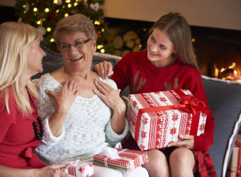 Se você não for muito próximo do seu amigo secreto, não peça para trocar com alguém. Esse é o momento ideal para se aproximar dessa pessoa.
