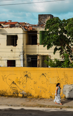 No bairro Montese, um prédio foi interditado em 2019 e está desde então abandonado    (Foto: FERNANDA BARROS)