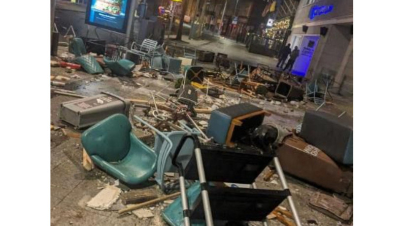 Protestos deixaram o centro de Dublin, na Irlanda, destruído, com depredação de imóveis, saques a lojas e veículos incendiados