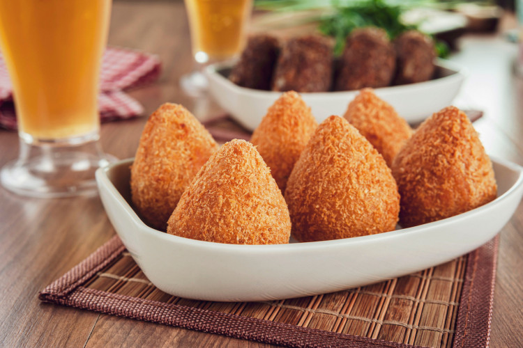Coxinha de frango (Imagem: Tibilletti | Shutterstock) 