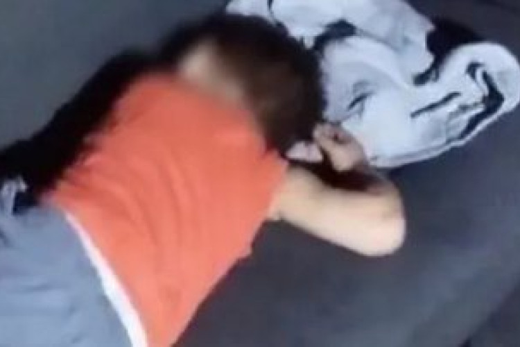 Criança de 2 anos é resgatada de carro fechado em SP