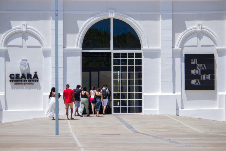  Movimenta&ccedil;&atilde;o de pessoas e programa&ccedil;&atilde;o no Museu Ferrovi&aacute;rio na Pinacoteca do Centro