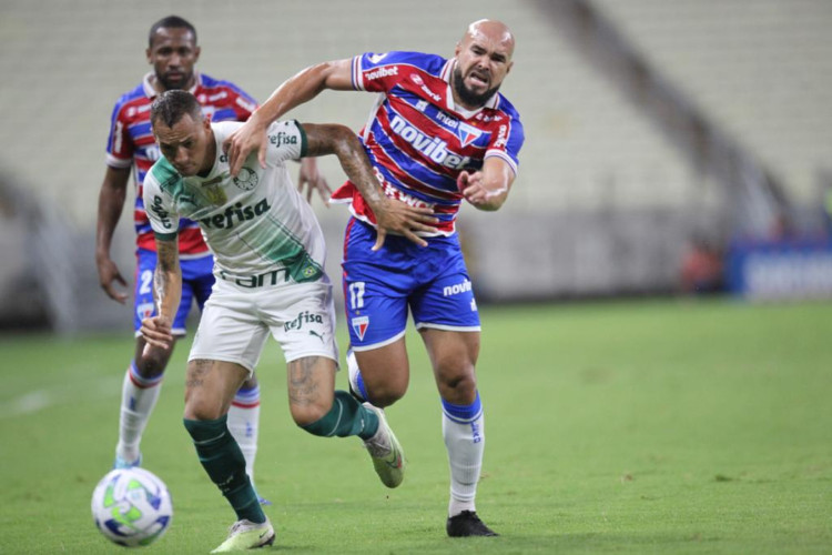 Breno Lopes e Zé Welison disputam lance no jogo Fortaleza x Palmeiras, no Castelão, pela Série A 2023