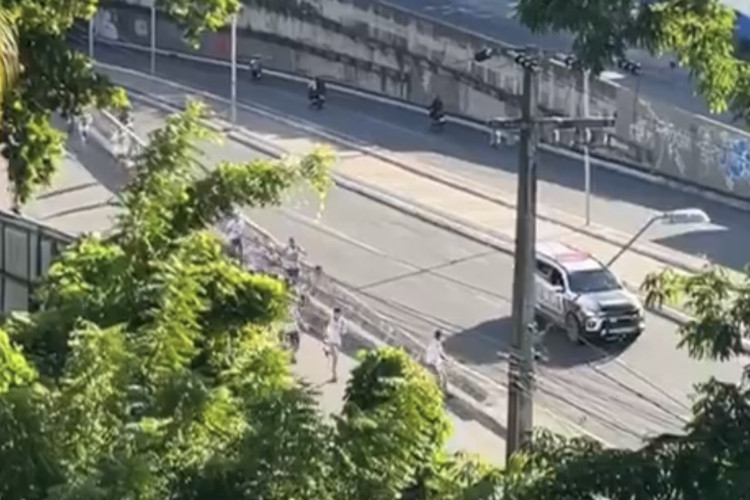 Torcedores do Fortaleza brigam entre si e são dispersados com bala de borracha pela Polícia Militar
