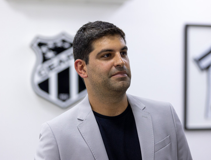 Novo executivo de futebol do Ceará, Lucas Drubscky conhece a sede do clube 