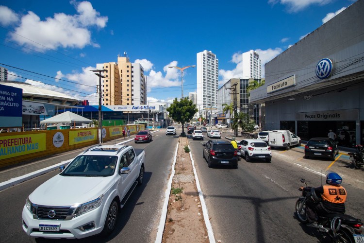 Obra de drenagem da Avenida Heráclito Graça. O projeto prevê a criação de um reservatório de controle de cheias, sob a avenida. (Foto: Samuel Setubal/ O Povo)