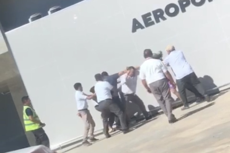 Taxistas credenciados e não-credenciados protagonizaram uma briga pela disputa por passageiros no Aeroporto de Fortaleza