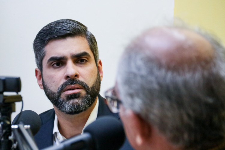 Jogo Pol&iacute;tico com deputado Queiroz Filho