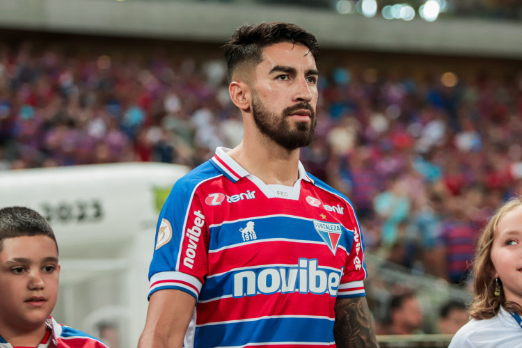 Atacante Lucero no jogo Fortaleza x Corinthians, no Castelão, pelo Campeonato Brasileiro Série A 2023