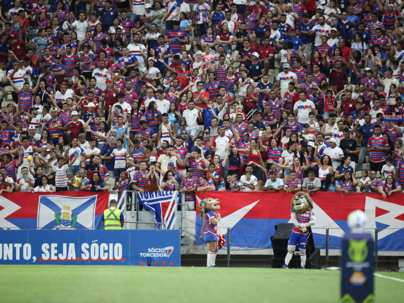 Fortaleza é abraçado pela torcida no jogo da Copa Sul-Americana