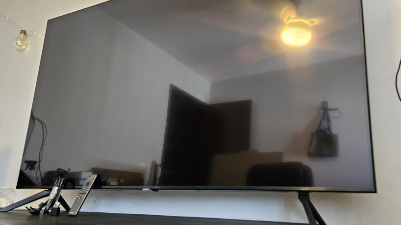 Caixa da Samsung Crystal UHD CU7700 traz a TV, controle remoto e cabo de energia