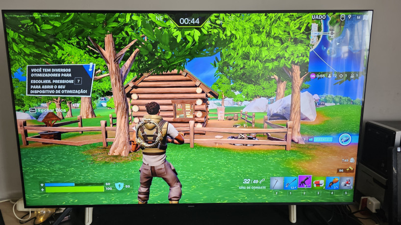 TV Crystal UHD CU7700 traz o Samsung Gaming Hub, que permite acessar servi&ccedil;os de streaming de jogos; Fortnite no GeForce NOW rodou de forma indiscern&iacute;vel de um console ou computador f&iacute;sico