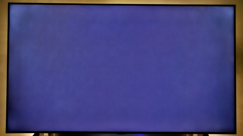 Em imagem preta, Samsung Crystal UHD CU7700 traz leve desvio de roxo