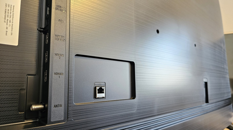 Painel traseiro da Crystal UHD CU7700, da Samsung, com as conex&otilde;es: h&aacute; tr&ecirc;s portas HDMI, uma USB e uma RJ45 para cabo de rede; TV tamb&eacute;m tem Wi-Fi e Bluetooth