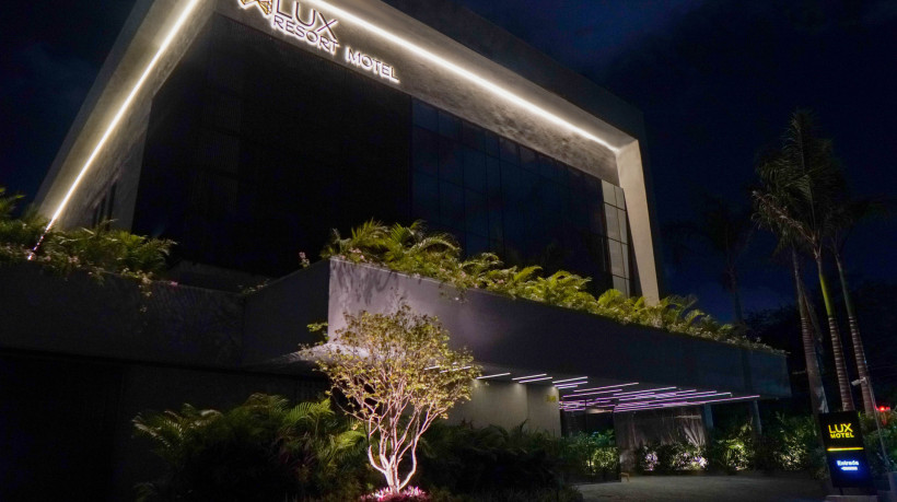 Fachada do Lux Resort Motel 