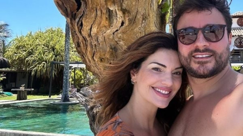 Atriz Mayana Neiva curte férias ao lado do novo namorado em Caraíva