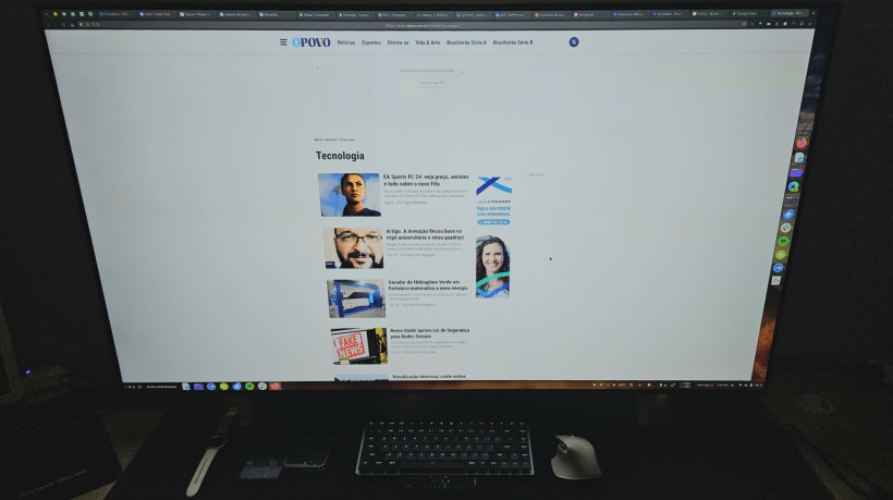 É possível usar a TV Crystal UHD CU7700, da Samsung, como monitor - mas recomendo uma distância maior da tela em comparação ao meu setup