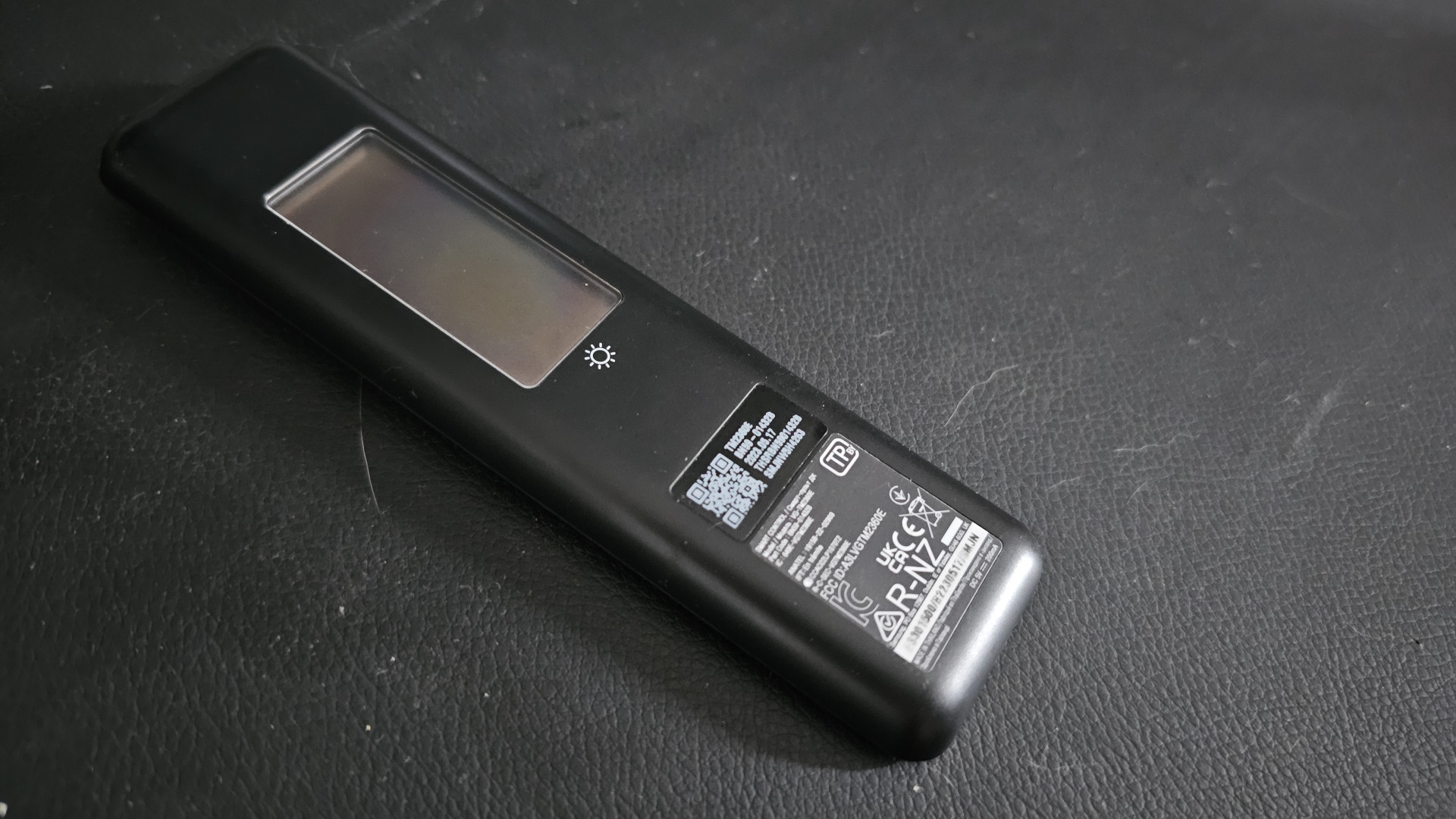 Controle da Crystal UHD CU7700 - e de todas as TVs Samsung de 2023 - é recarregável pela entrada USB-C ou por luz (solar ou artificial)