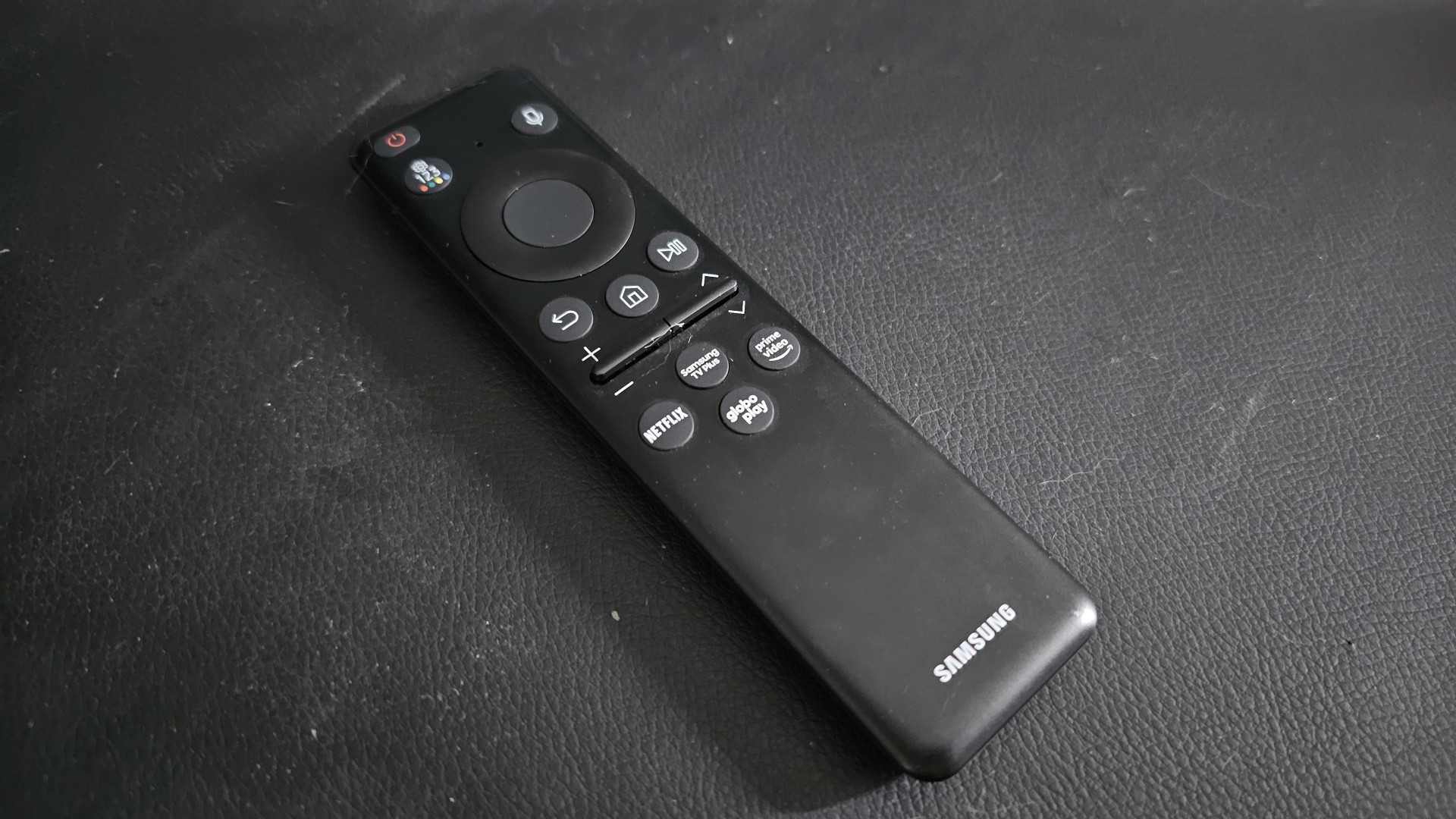Controle da Crystal UHD CU7700 - e de todas as TVs Samsung de 2023 - é recarregável pela entrada USB-C ou por luz (solar ou artificial)