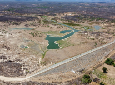 Foto aérea do açude Sousa, em Canindé, feita em 27/11/2023. Reservatório está no volume morto. Construído em 1998, primeira e única vez que sangrou foi em maio de 2009. Desde 2013 vive declive e hoje está completamente seco 