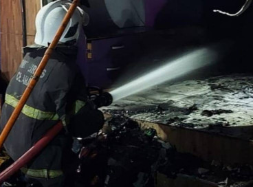 Bombeiros apagaram incêndio que atingiu um estabelecimento comercial no Centro de Pacajus. Ninguém ficou ferido na ocorrência 