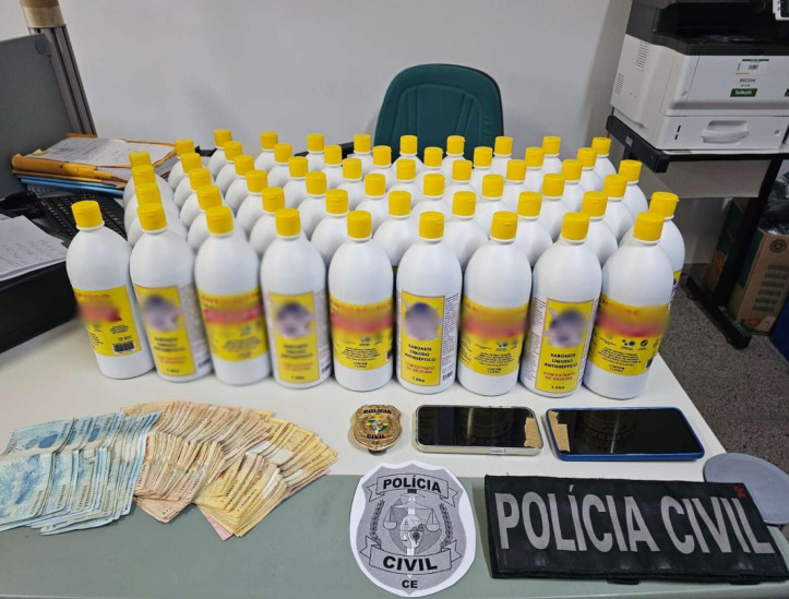 Produtos e quantia em dinheiro apreendidas pela Polícia Civil no Centro de Fortaleza 