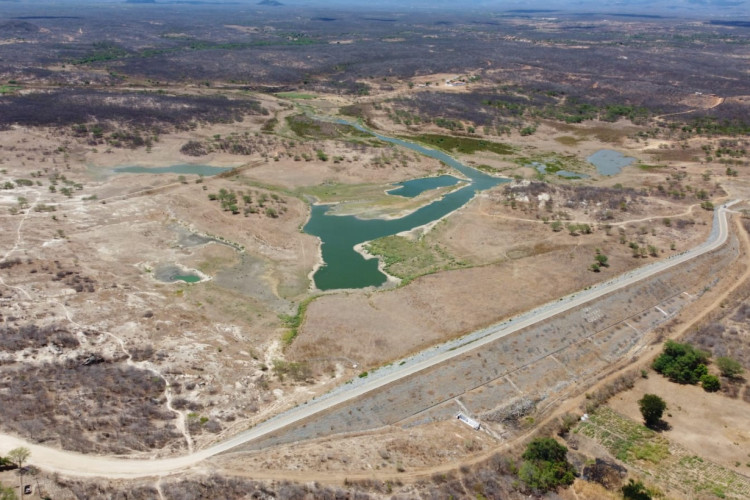 Foto aérea do açude Sousa, em Canindé, feita em 27/11/2023. Reservatório está no volume morto. Construído em 1998, primeira e única vez que sangrou foi em maio de 2009. Desde 2013 vive declive e hoje está completamente seco