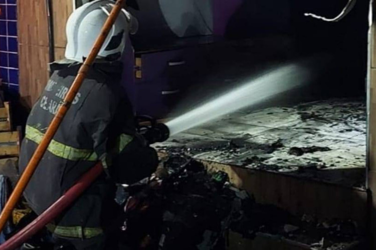 Bombeiros apagaram incêndio que atingiu um estabelecimento comercial no Centro de Pacajus. Ninguém ficou ferido na ocorrência