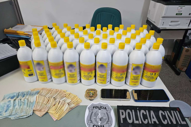 Produtos e quantia em dinheiro apreendidas pela Polícia Civil no Centro de Fortaleza